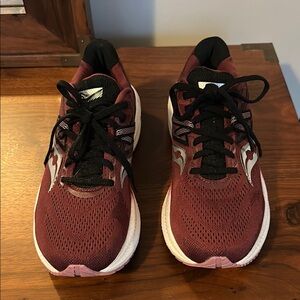 Saucony Triumph Women's Burgundy Athletic Shoes